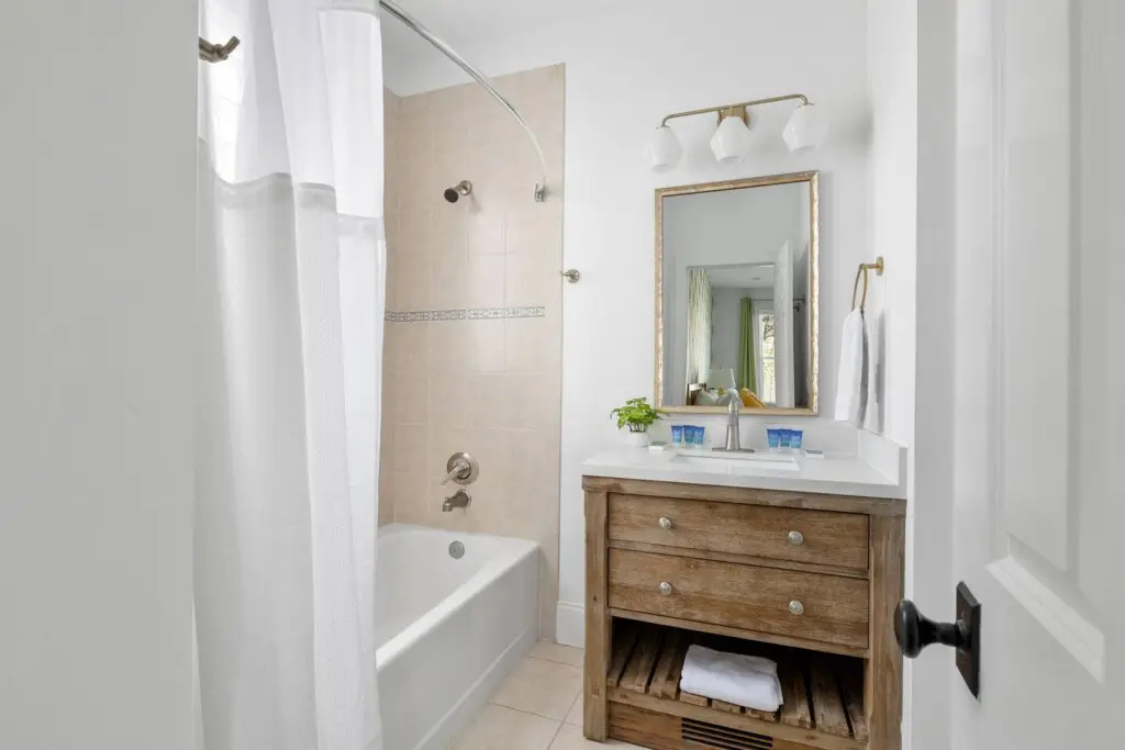 the grand palmetto bathroom