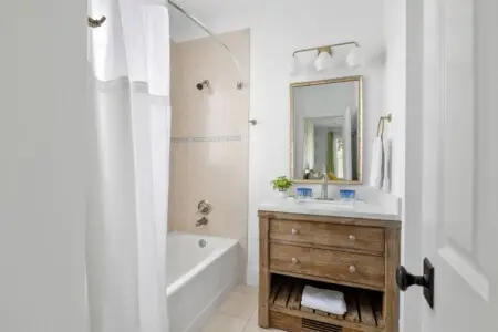 the grand palmetto bathroom